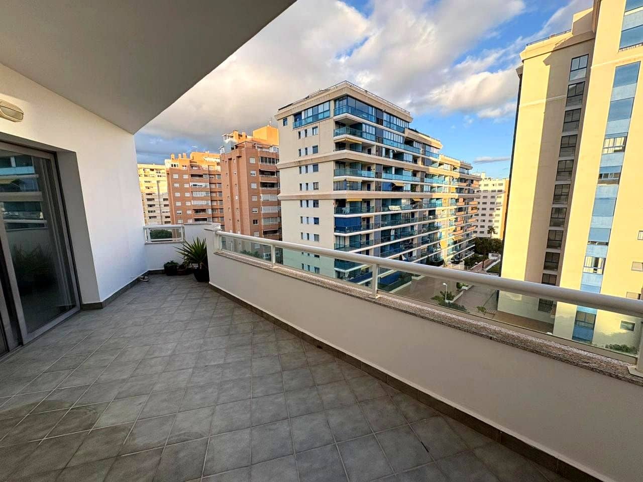 Appartement de 2 chambres à louer à La Villajoyosa / Vila Joiosa avec garage - 1 200 € (Ref: 9445444)