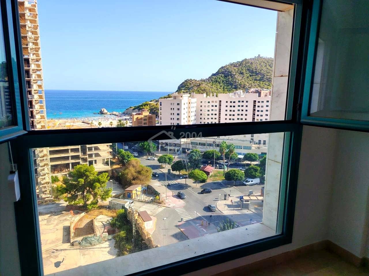 2 bedroom Flat for sale in Benidorm with garage - € 275,000 (Ref: 9626904)