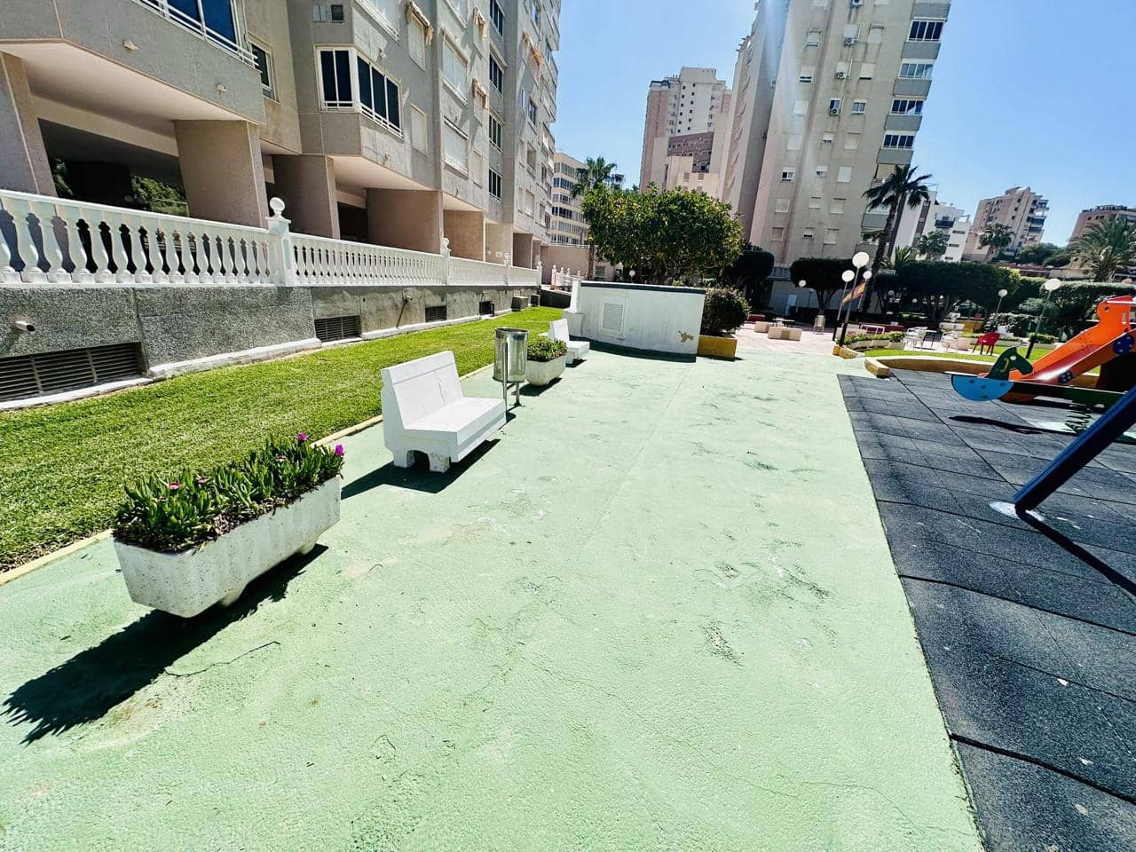 2 bedroom Flat for sale in Benidorm with pool garage - € 268,000 (Ref: 9879891)