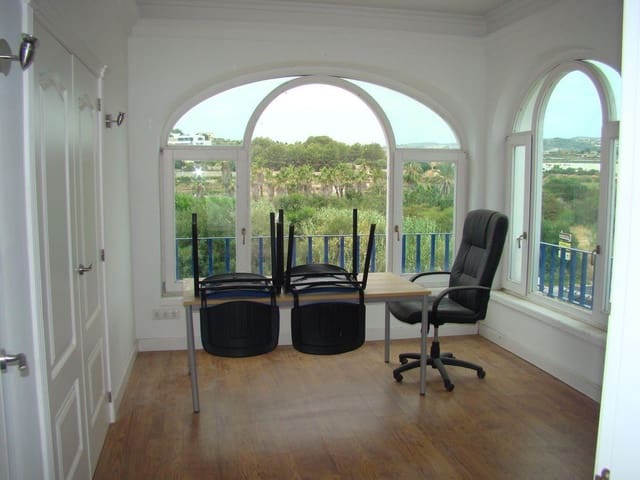 Kaupallinen myytävänä paikassa Moraira, Teulada-Moraira mukana uima-altaan - 237 000 € (Ref: 8998755)