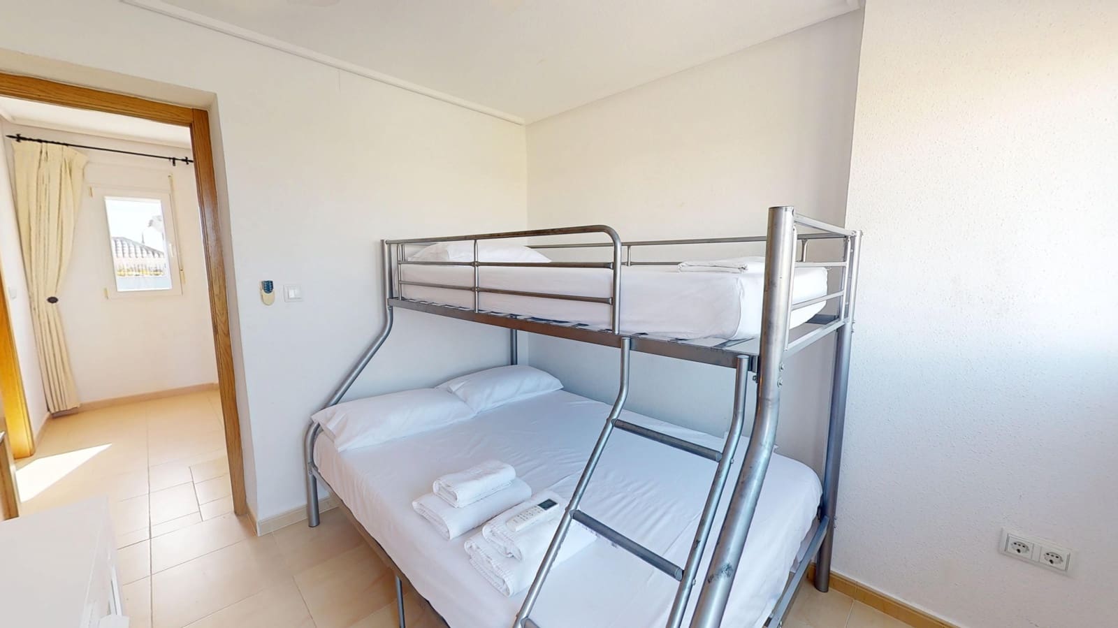 3 slaapkamer Rijtjeshuis te huur in Roldan met zwembad garage - € 1.600 (Ref: 10172220)