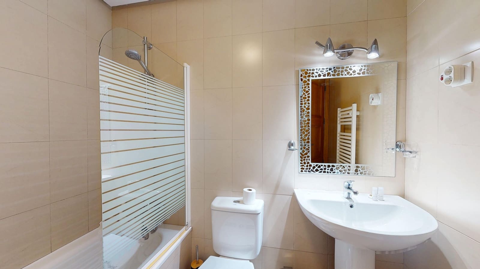 3 slaapkamer Rijtjeshuis te huur in Roldan met zwembad garage - € 1.600 (Ref: 10172220)