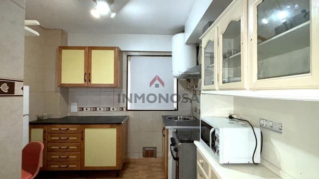 4 bedroom Flat for rent in Ferrol - € 800 (Ref: 9591982)