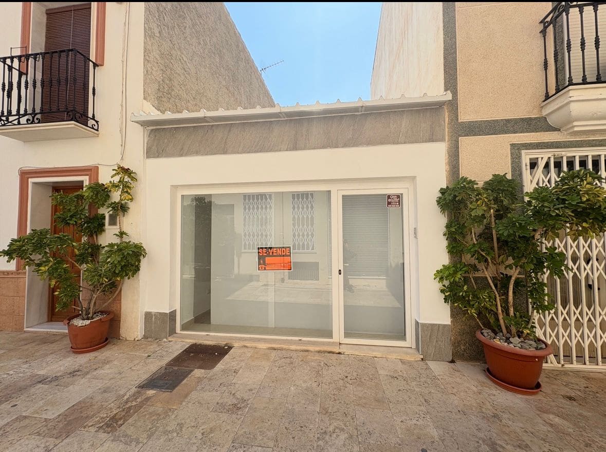 3 sovrum Hus att hyra i Almeria stad med pool garage - 1 500 € (Ref: 9349759)