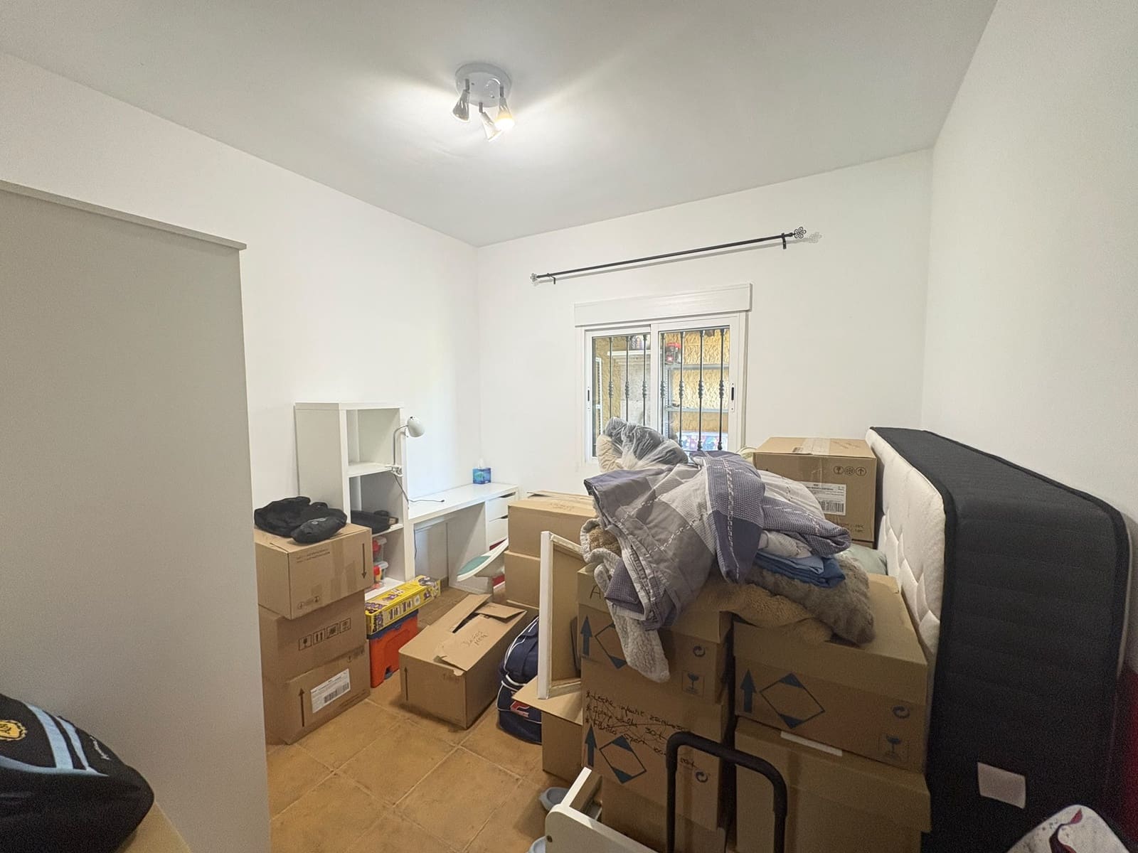 Pareado de 4 habitaciones en Fines en alquiler con garaje - 950 € (Ref: 9934906)