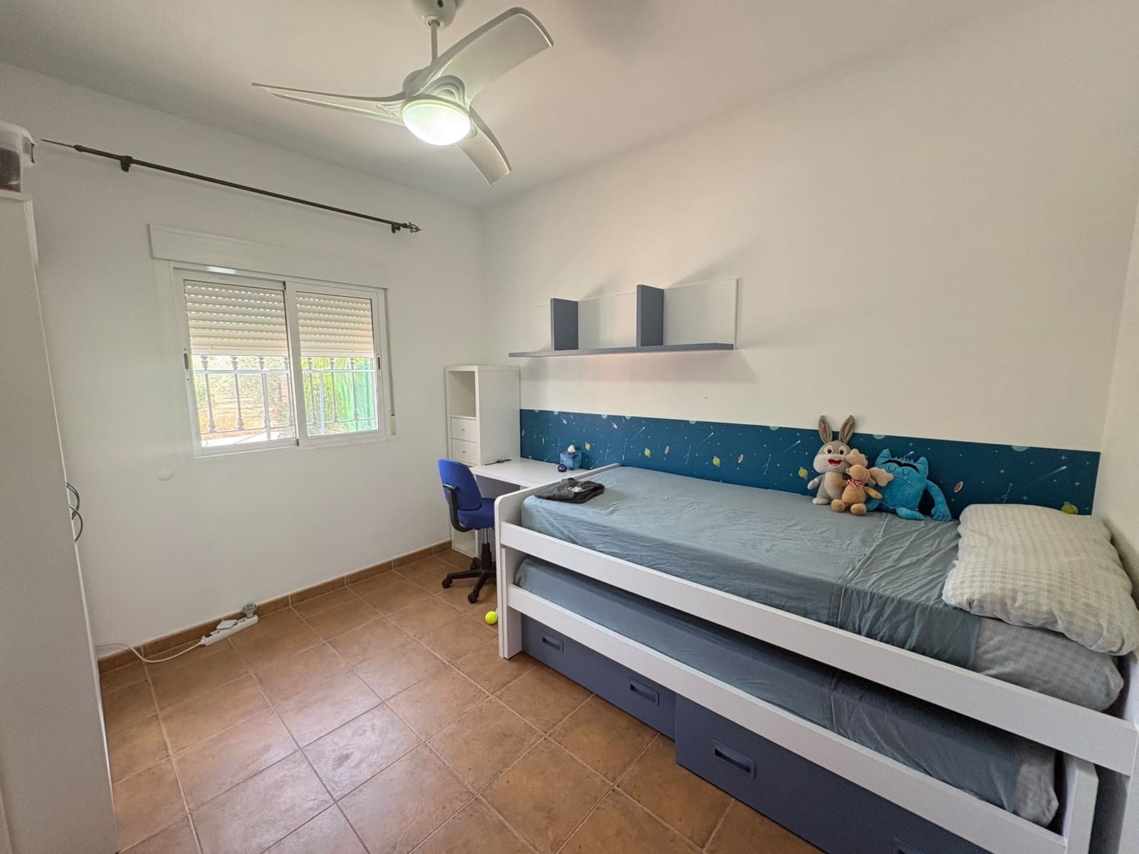 Pareado de 4 habitaciones en Fines en alquiler con garaje - 950 € (Ref: 9934906)