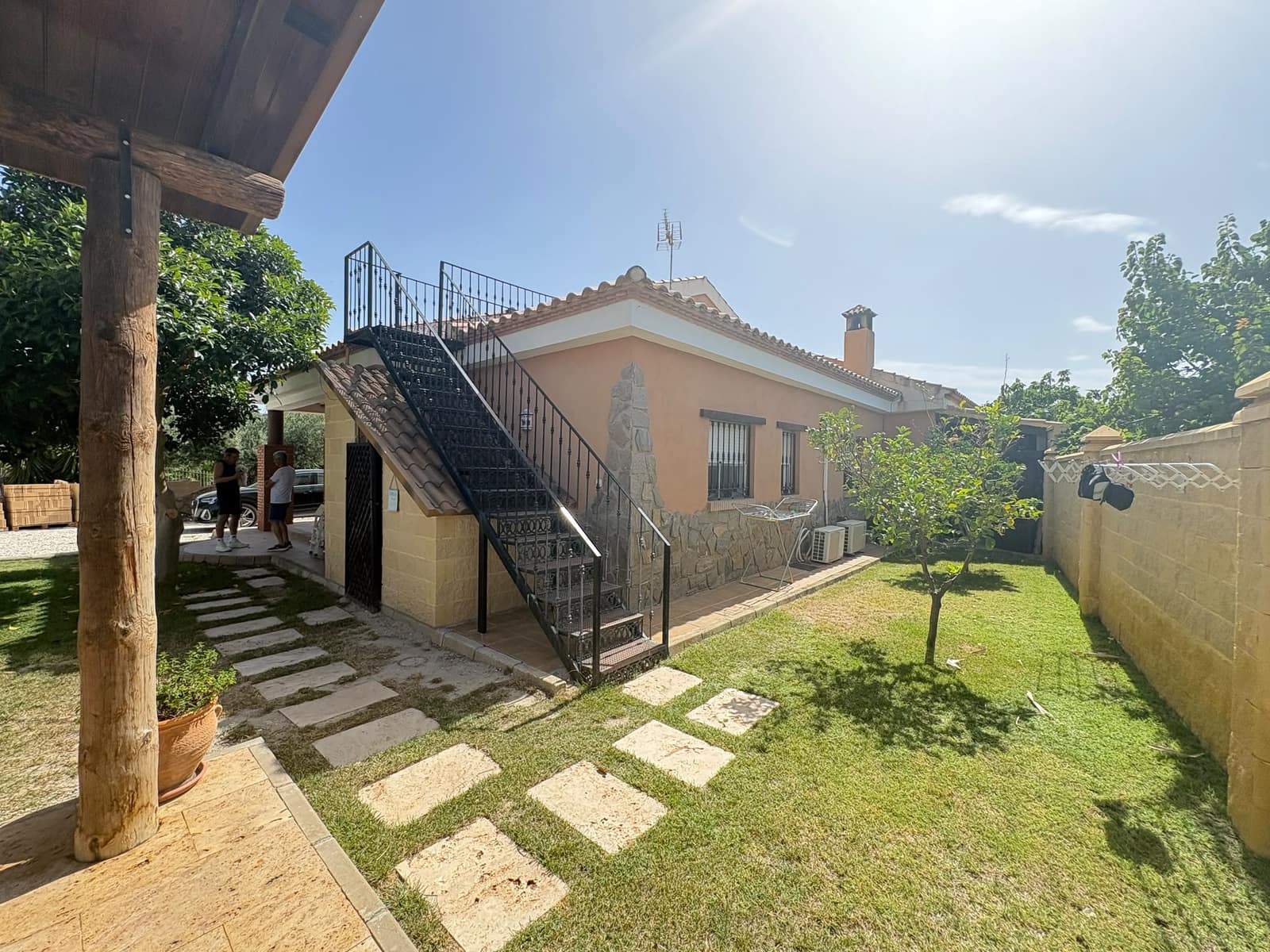 Pareado de 4 habitaciones en Fines en alquiler con garaje - 950 € (Ref: 9934906)