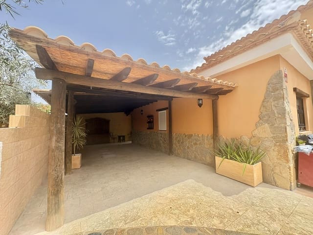 Pareado de 4 habitaciones en Fines en alquiler con garaje - 950 € (Ref: 9934906)