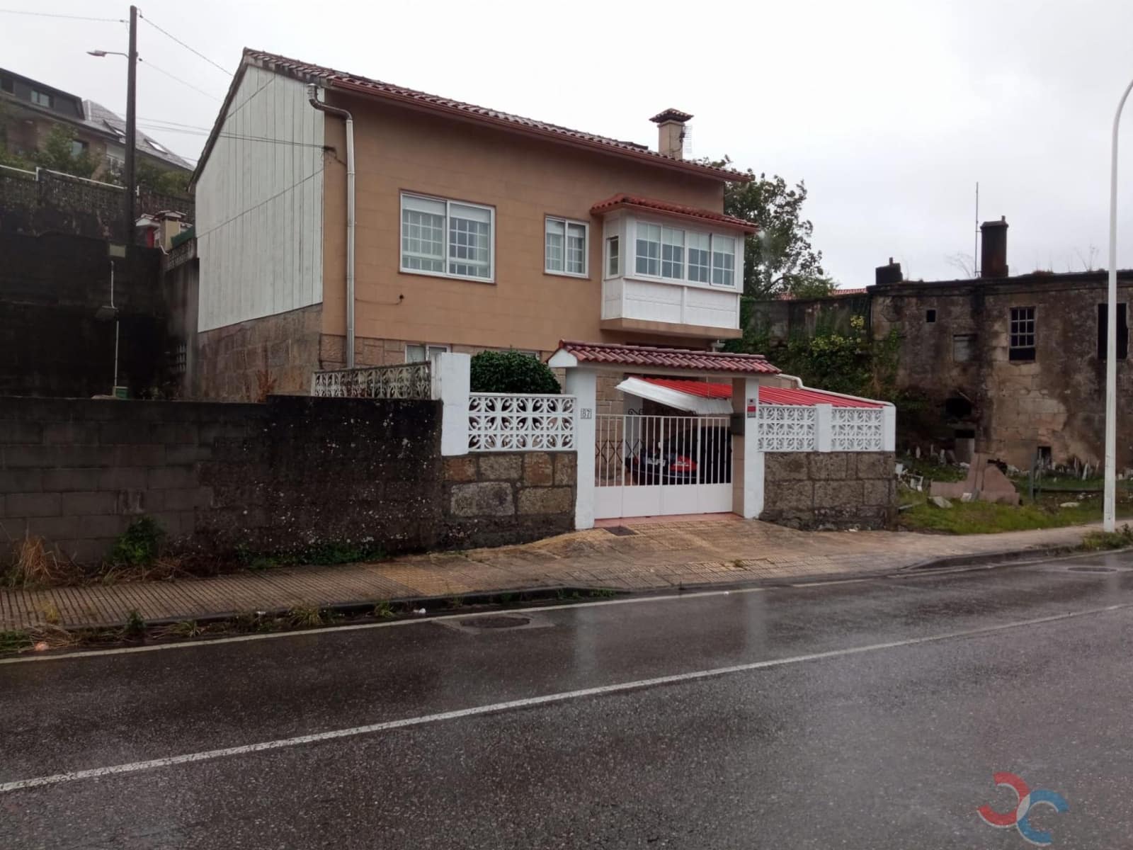 7 bedroom Villa for sale in Pontevedra city - € 375,000 (Ref: 8543558)