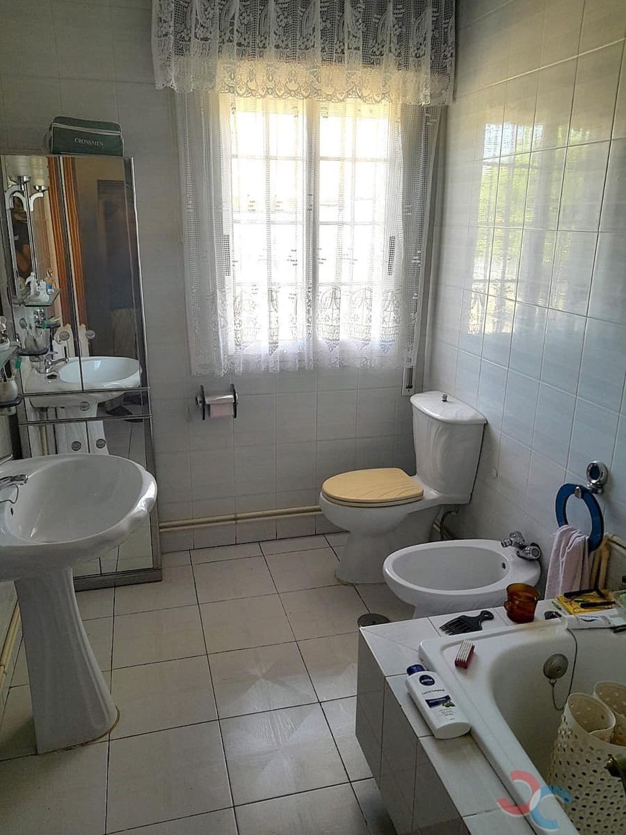 3 makuuhuone Huvila myytävänä paikassa Xeve mukana 
autotalli - 360 000 € (Ref: 9758211)