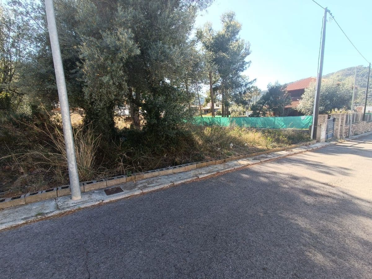 Grunde uden byggetilladelser til salg i Artana - € 80.000 (Ref: 8213111)