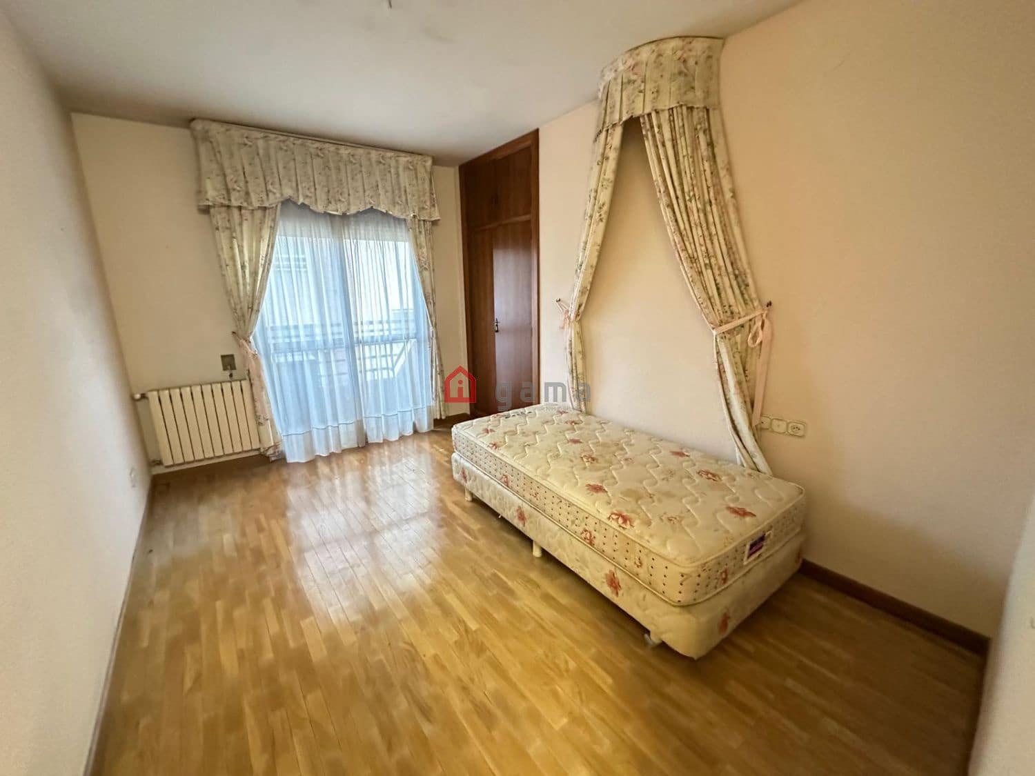 4 bedroom Flat for sale in Castello de la Plana with garage - € 385,000 (Ref: 8922215)