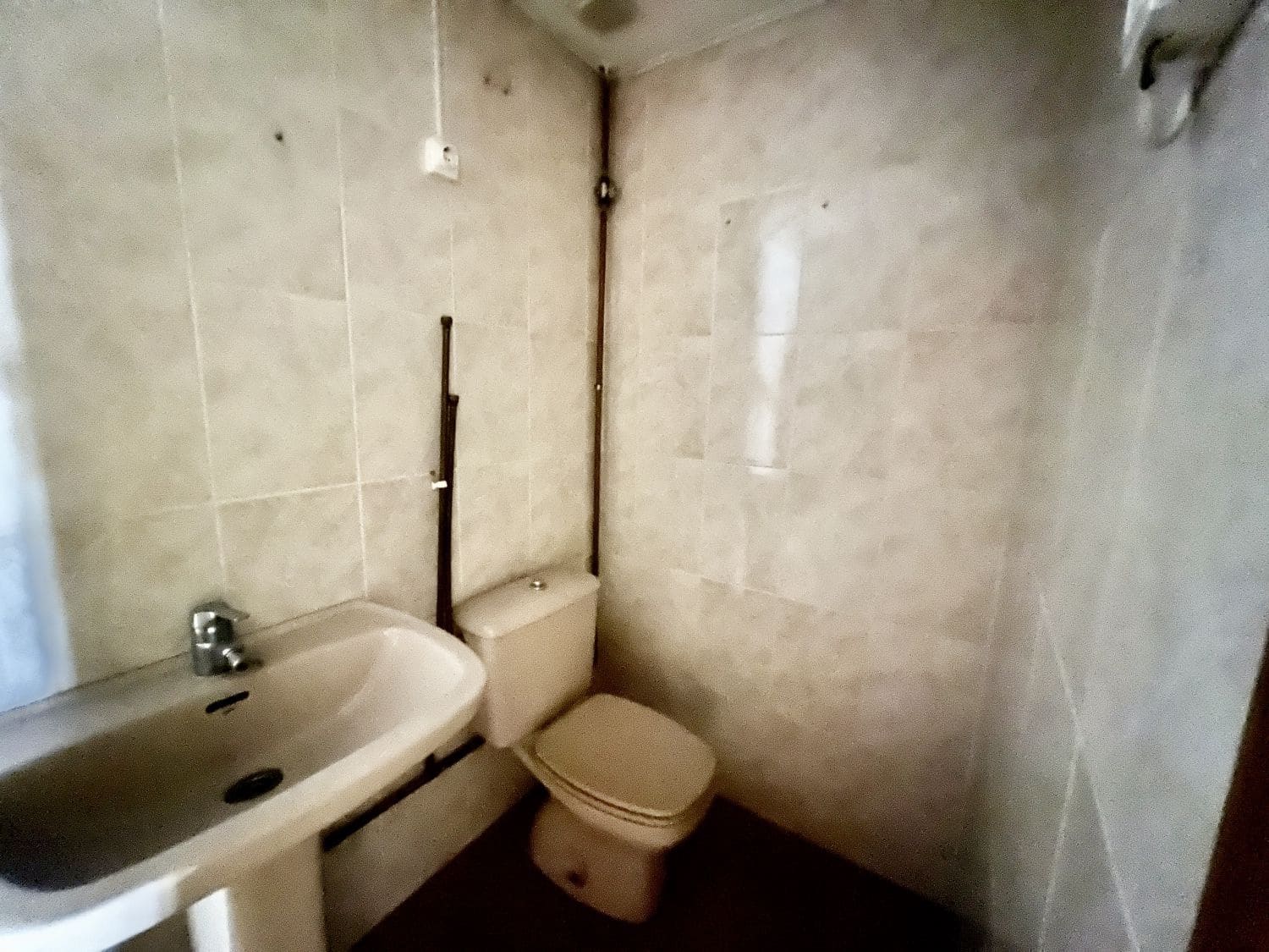 Erhverv til salg i Castello de la Plana - € 76.000 (Ref: 8983082)