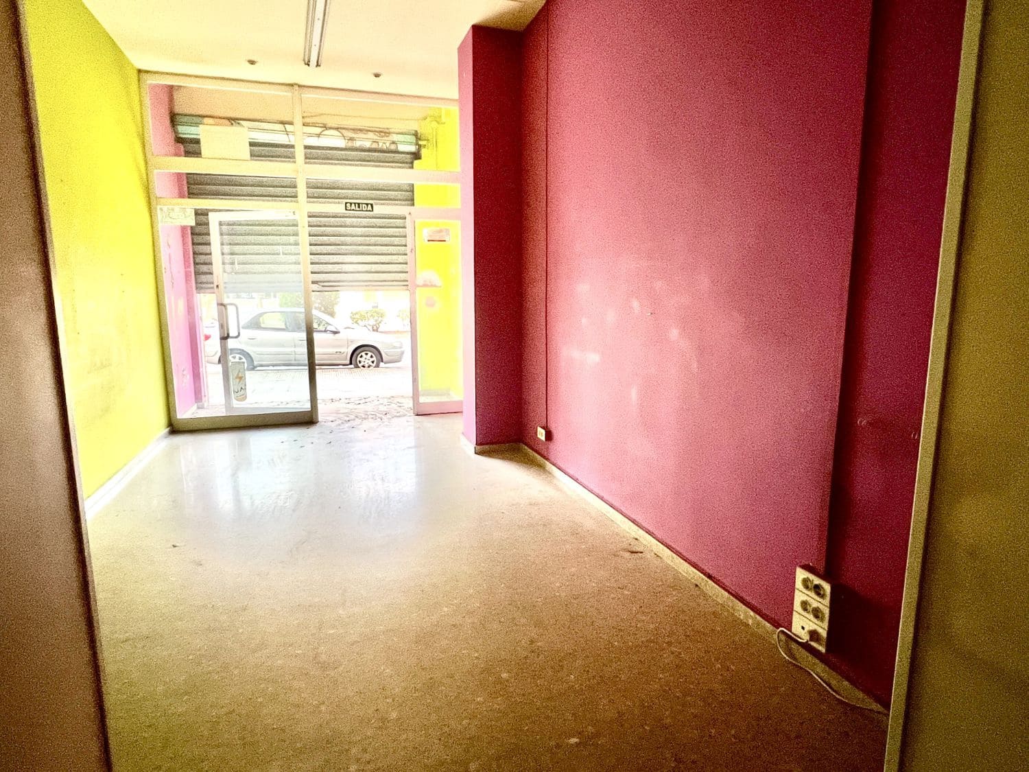 Erhverv til salg i Castello de la Plana - € 76.000 (Ref: 8983082)