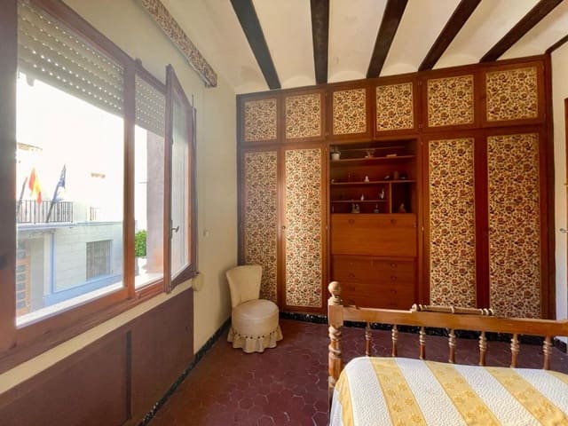 5 bedroom Townhouse for sale in Nules with garage - € 220,000 (Ref: 9012937)