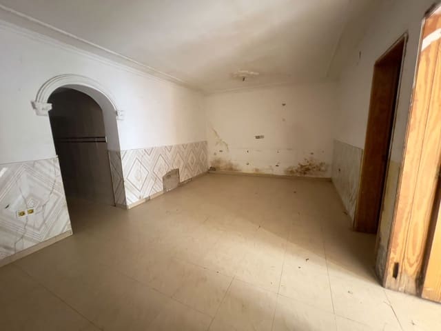 7 soveværelse Rækkehus til salg i Castelló de la Plana - € 100.000 (Ref: 9041646)