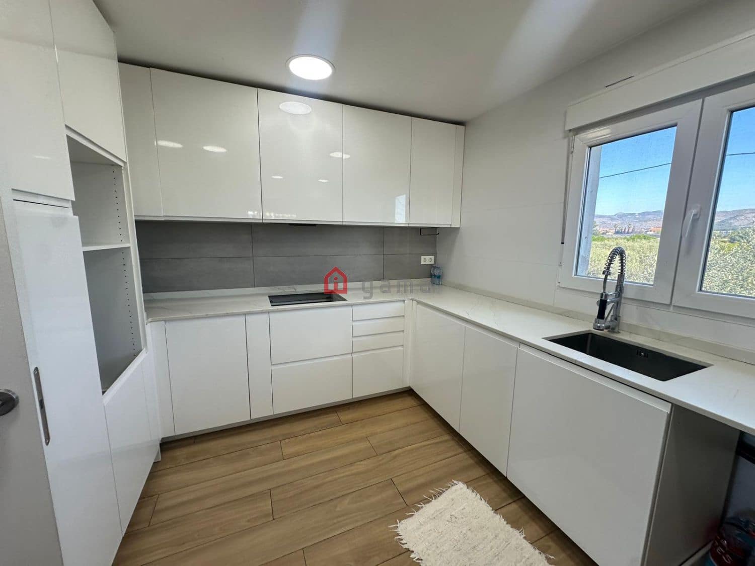 5 soveværelse Semi-Rækkehus til salg i Castello de la Plana med garage - € 299.900 (Ref: 9075343)