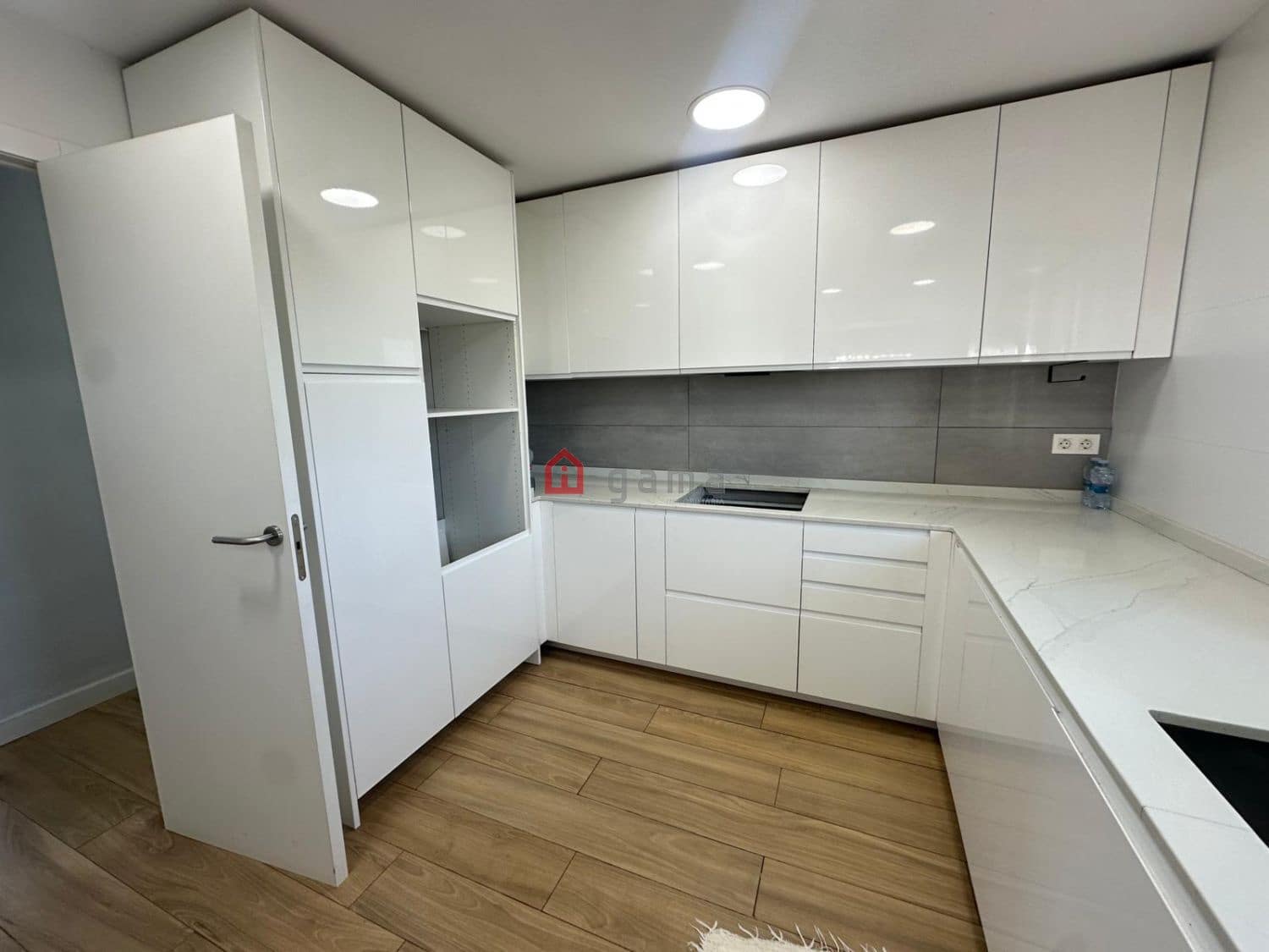 5 soveværelse Semi-Rækkehus til salg i Castello de la Plana med garage - € 299.900 (Ref: 9075343)