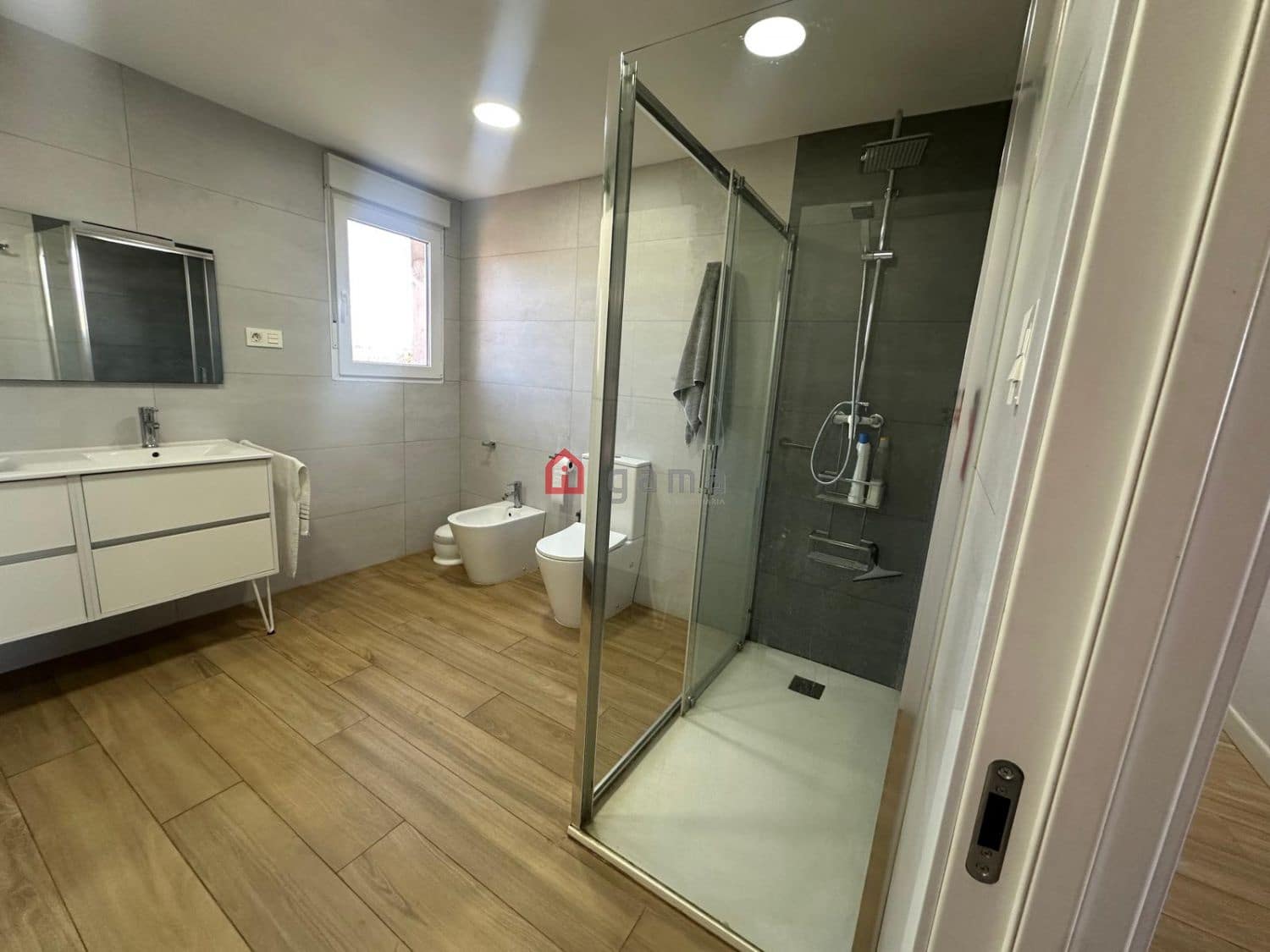 5 soveværelse Semi-Rækkehus til salg i Castello de la Plana med garage - € 299.900 (Ref: 9075343)