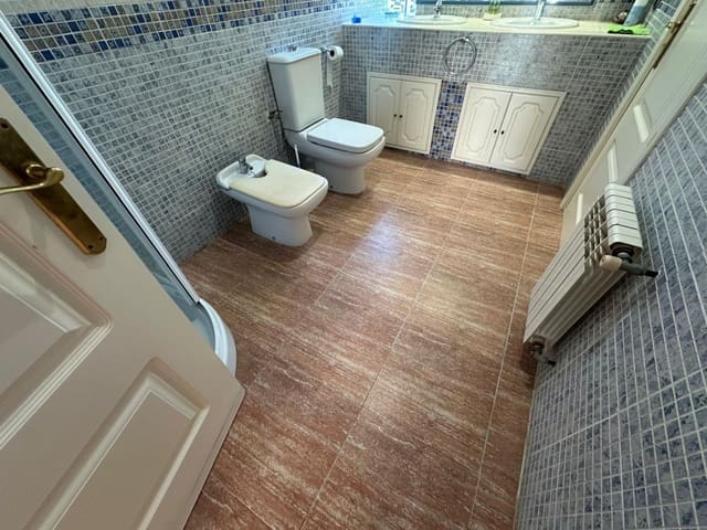 7 makuuhuone Rivitalo myytävänä paikassa Castelló de la Plana mukana 
autotalli - 950 000 € (Ref: 9099376)