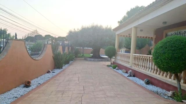 5 bedroom Townhouse for sale in Borriol with garage - € 396,000 (Ref: 9208665)