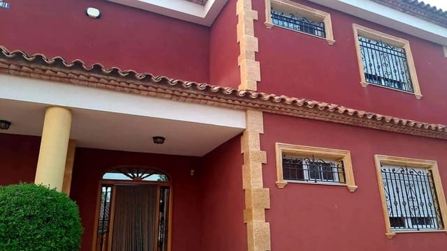 5 bedroom Townhouse for sale in Borriol with garage - € 396,000 (Ref: 9208665)