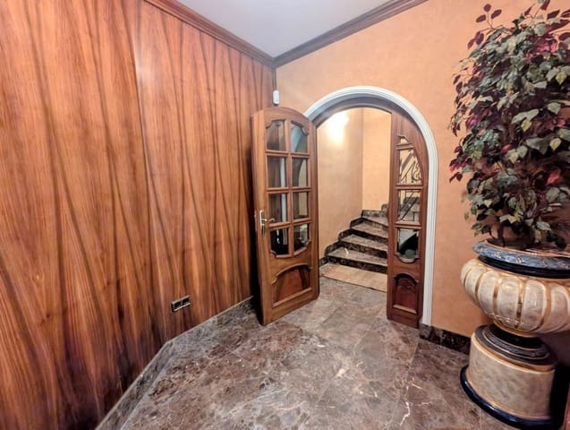 8 bedroom Townhouse for sale in Centro, Castelló de la Plana with garage - € 800,000 (Ref: 9318065)