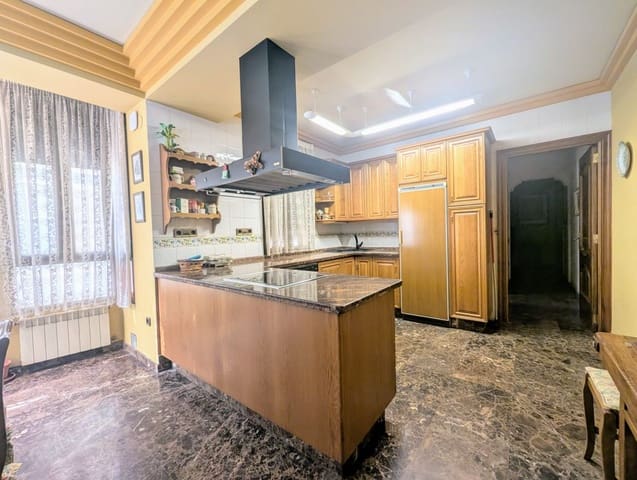 8 bedroom Townhouse for sale in Centro, Castelló de la Plana with garage - € 800,000 (Ref: 9318065)