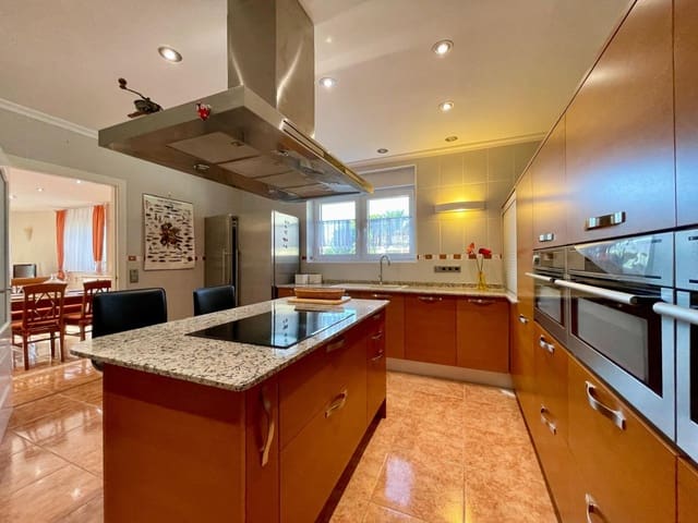 4 bedroom Villa for sale in Vinaròs with garage - € 390,000 (Ref: 9345054)