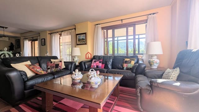 6 slaapkamer Halfvrijstaande villa te huur in Borriol met garage - € 2.500 (Ref: 9714670)