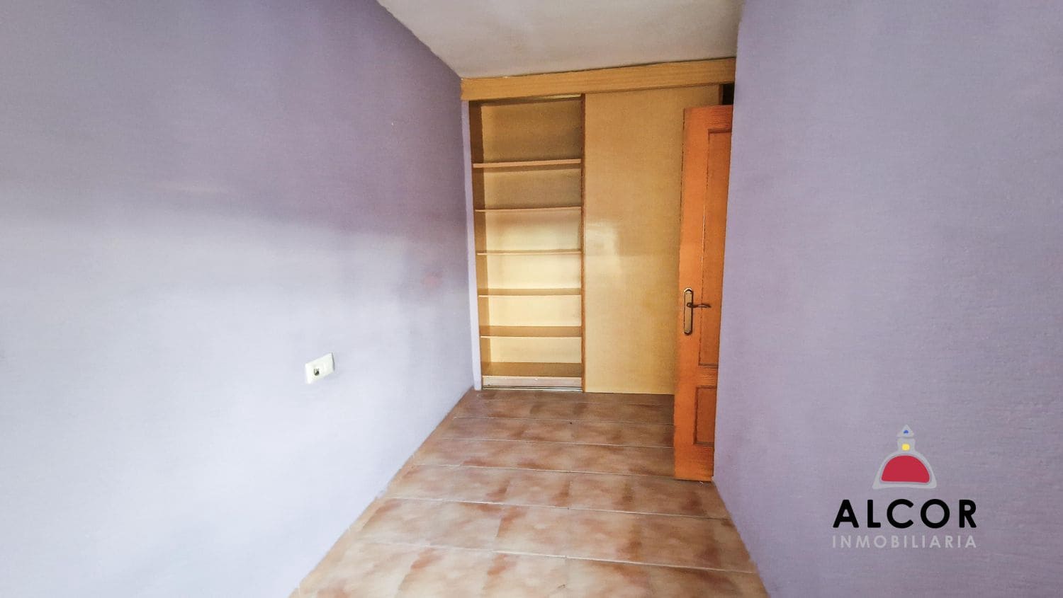 5 bedroom Flat for sale in Benicarlo - € 65,000 (Ref: 9436954)