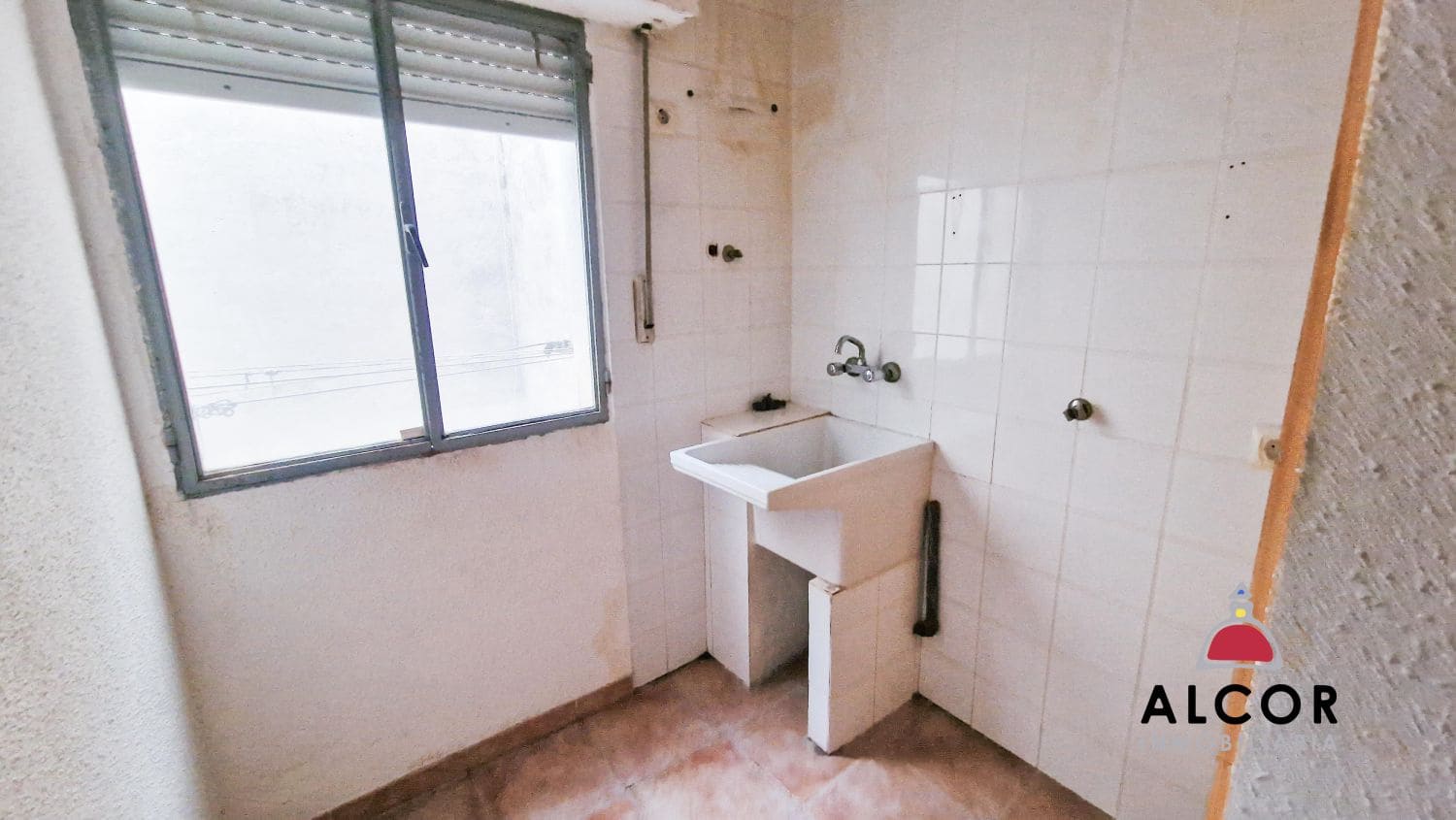 5 bedroom Flat for sale in Benicarlo - € 65,000 (Ref: 9436954)