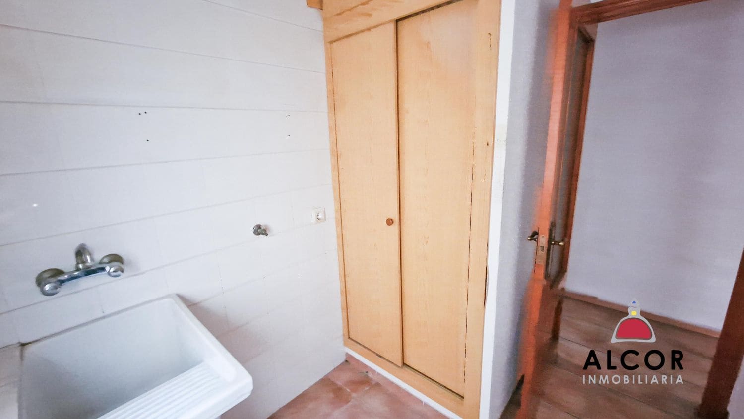 5 bedroom Flat for sale in Benicarlo - € 65,000 (Ref: 9436954)