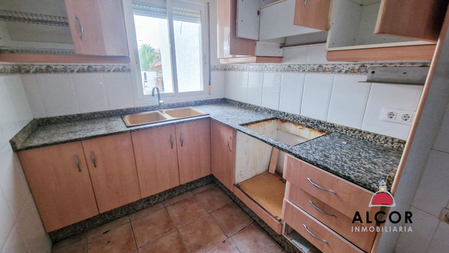 5 bedroom Flat for sale in Benicarlo - € 65,000 (Ref: 9436954)