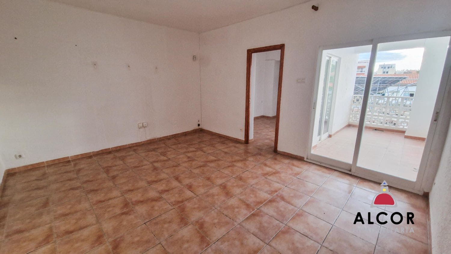 5 bedroom Flat for sale in Benicarlo - € 65,000 (Ref: 9436954)