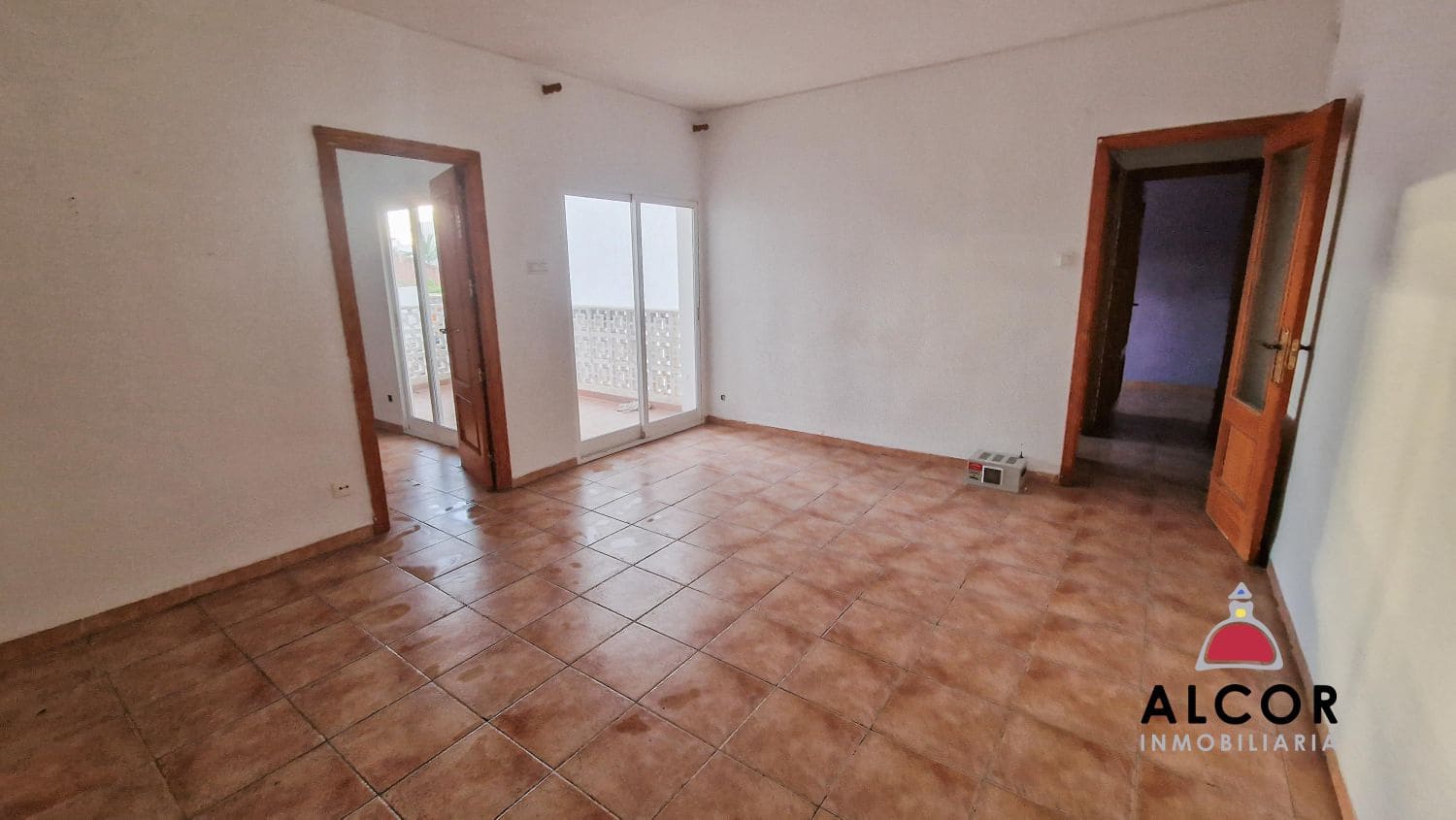 5 bedroom Flat for sale in Benicarlo - € 65,000 (Ref: 9436954)