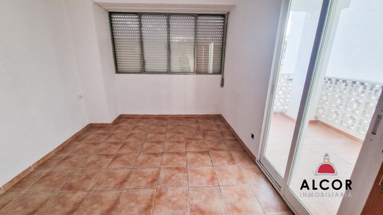5 bedroom Flat for sale in Benicarlo - € 65,000 (Ref: 9436954)