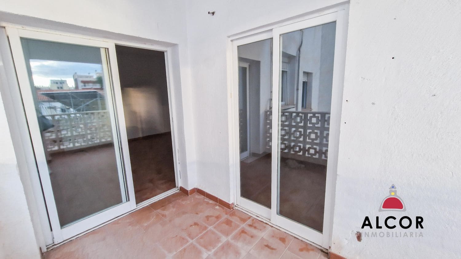 5 bedroom Flat for sale in Benicarlo - € 65,000 (Ref: 9436954)
