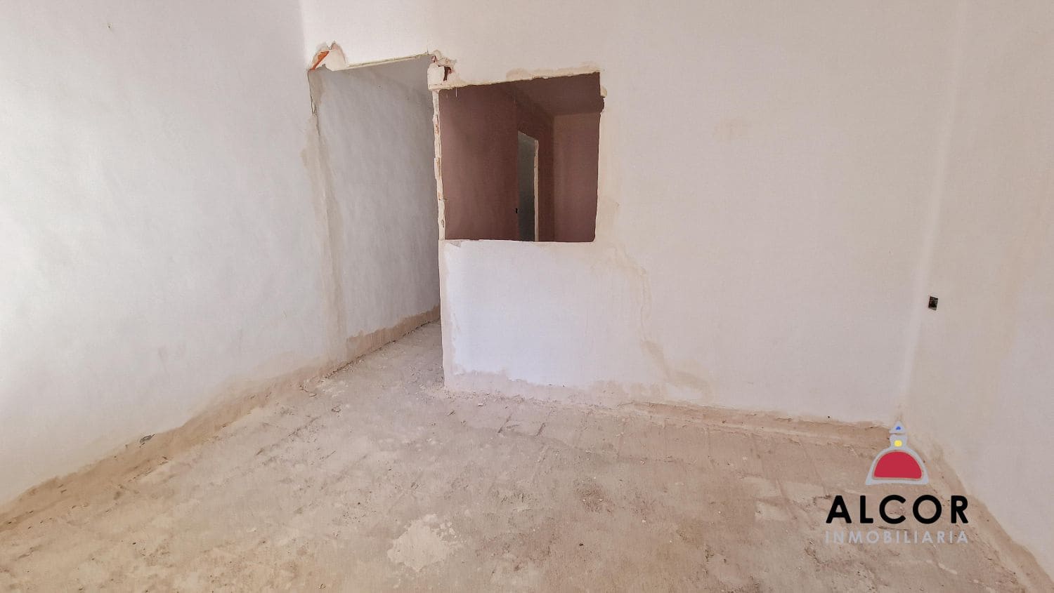 Commercial for sale in Benicarlo - € 130,000 (Ref: 9743143)