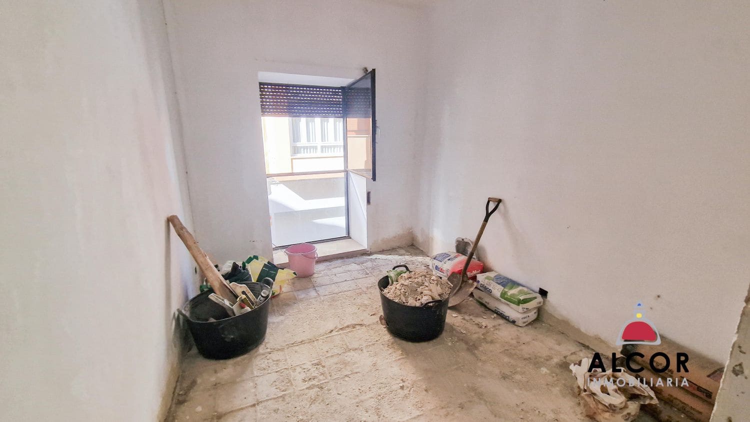 Commercial for sale in Benicarlo - € 130,000 (Ref: 9743143)