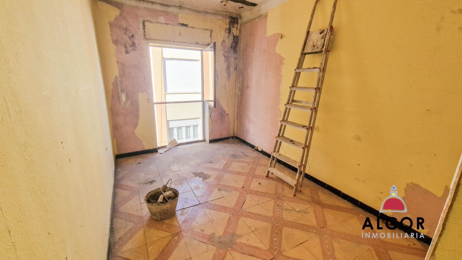 Commercial for sale in Benicarlo - € 130,000 (Ref: 9743143)