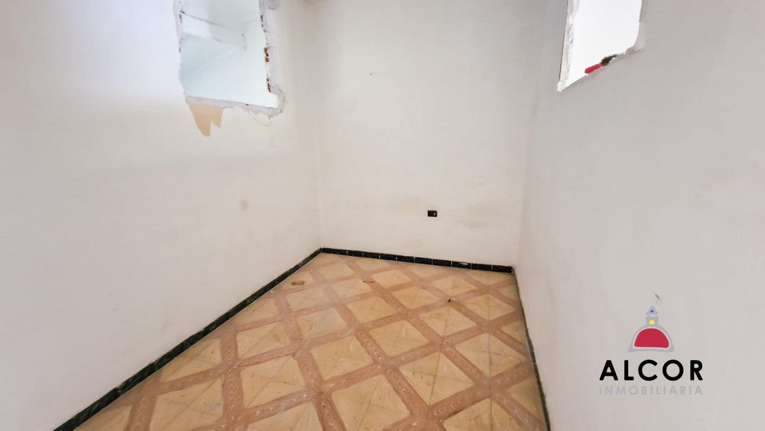 Commercial for sale in Benicarlo - € 130,000 (Ref: 9743143)