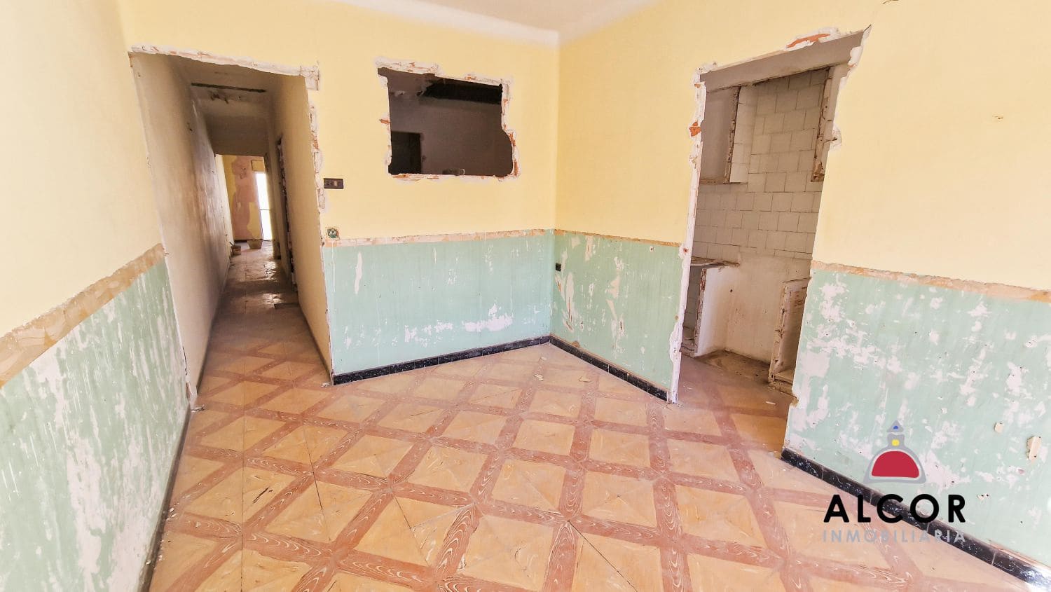 Commercial for sale in Benicarlo - € 130,000 (Ref: 9743143)