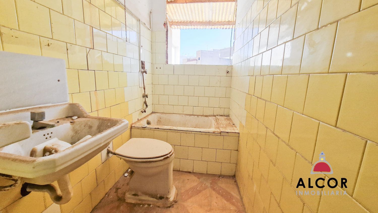 Commercial for sale in Benicarlo - € 130,000 (Ref: 9743143)