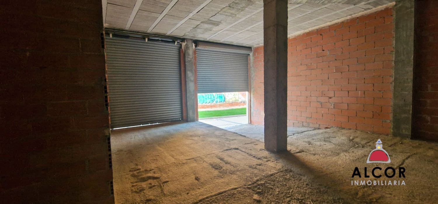 Commercial for sale in Vinaros - € 77,000 (Ref: 9939515)