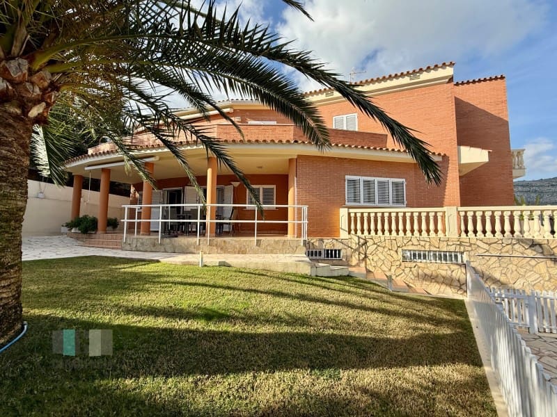 4 bedroom Villa for sale in Oropesa  with pool garage - € 590,000 (Ref: 9434678)