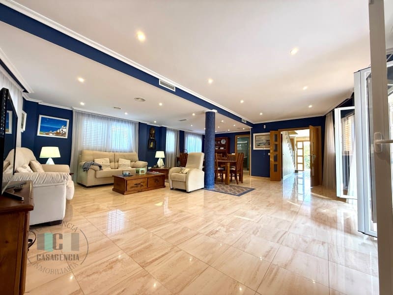 4 bedroom Villa for sale in Oropesa  with pool garage - € 590,000 (Ref: 9434678)