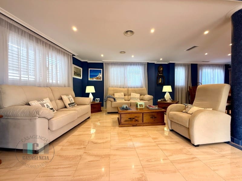 4 bedroom Villa for sale in Oropesa  with pool garage - € 590,000 (Ref: 9434678)