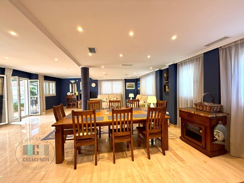 4 bedroom Villa for sale in Oropesa  with pool garage - € 590,000 (Ref: 9434678)