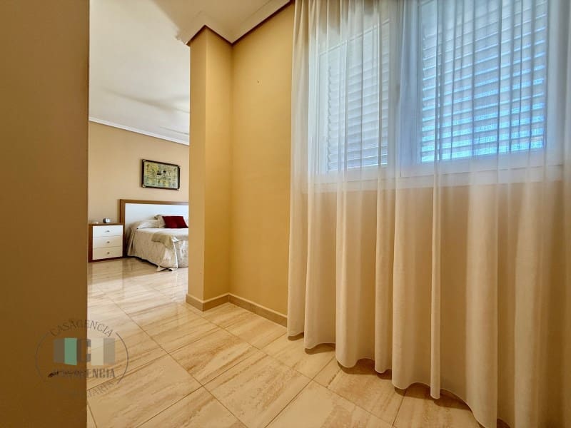 4 bedroom Villa for sale in Oropesa  with pool garage - € 590,000 (Ref: 9434678)